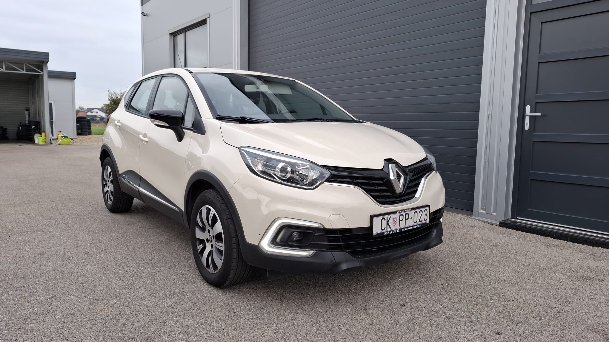 Renault Captur 1-10-26-2025