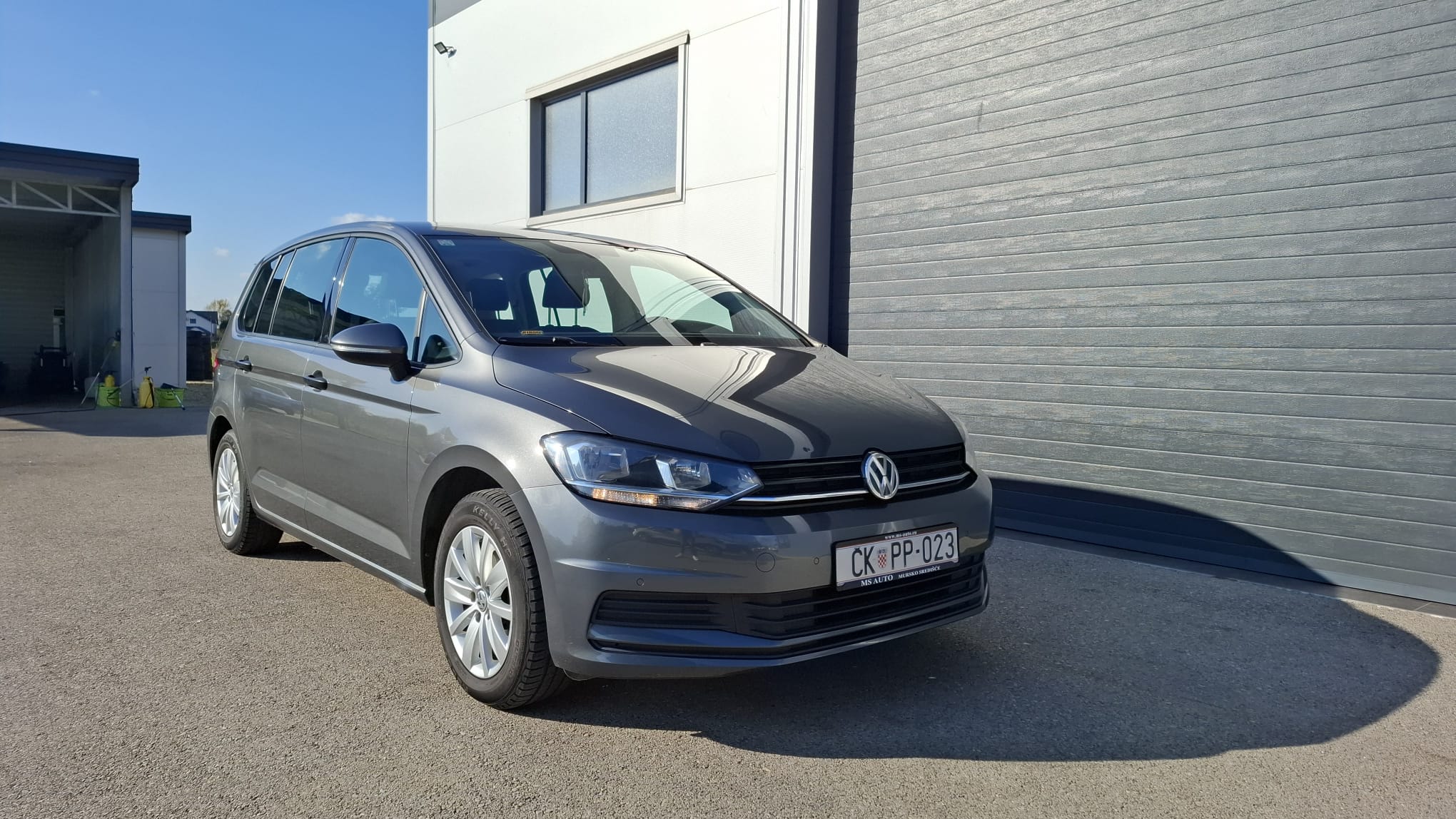 VW Touran 1-10-28-2025
