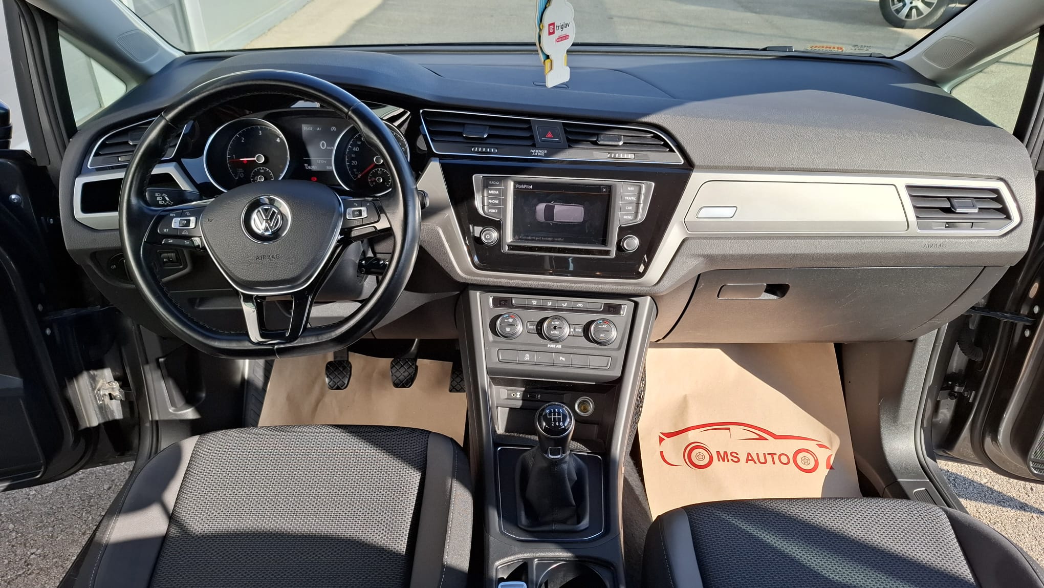 VW Touran 14-10-28-2025