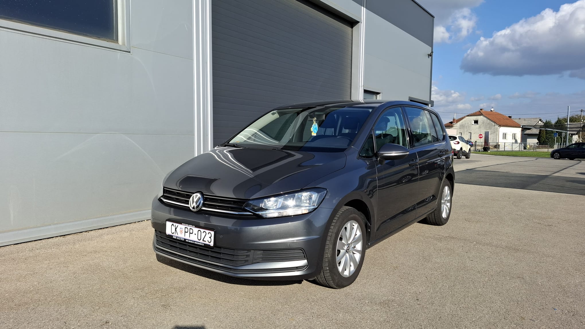 VW Touran 2-10-28-2025