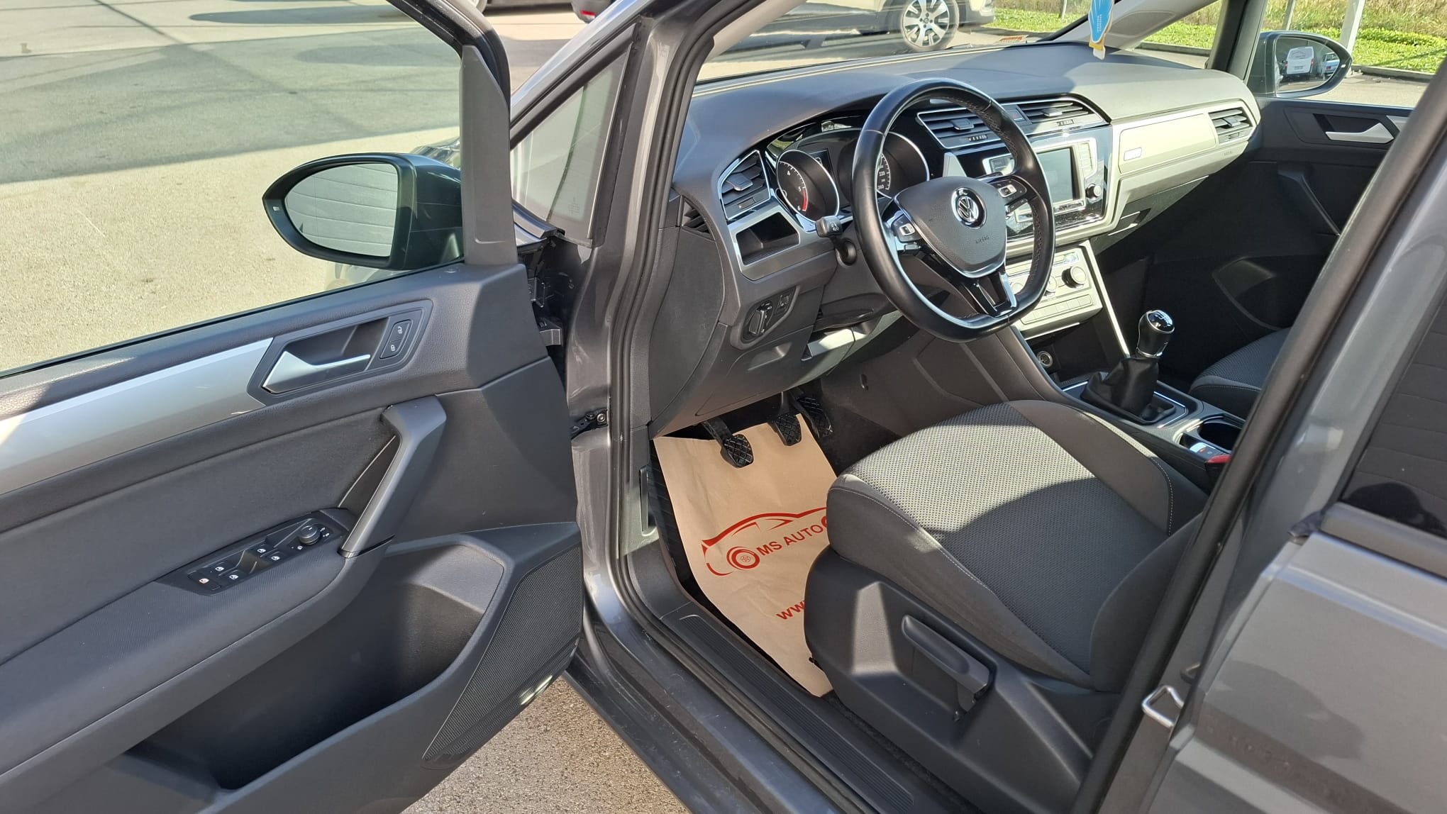 VW Touran 9-10-28-2025
