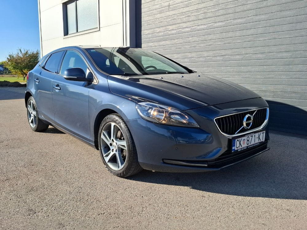 VOLVO V40 D2